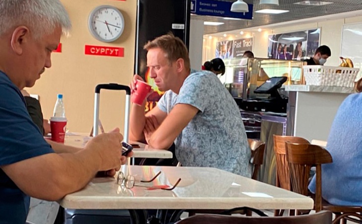 Алексей Навальный пьет чай в аэропорту Томска