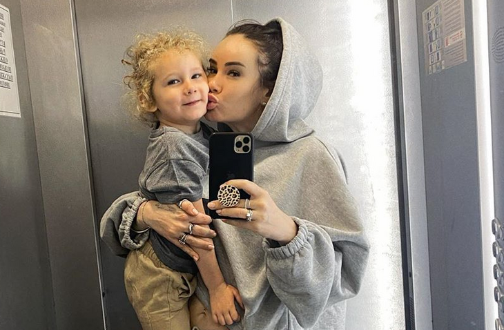 «Мальчика у меня заберут»: Айза намекнула на проблемы в семье 