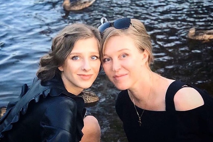 Будто сестры: как выглядят мамы Карпович, Арзамасовой и Асмус 