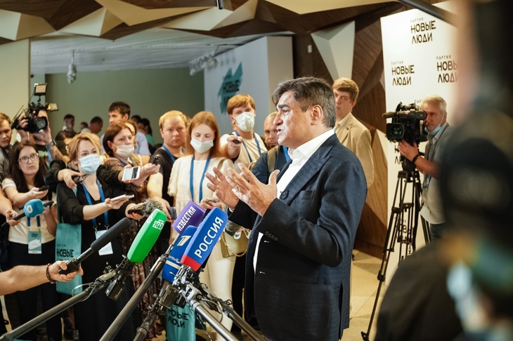 Алексей Нечаев на съезде партии рассказывает журналистам о целям и задачах нового объединения. 