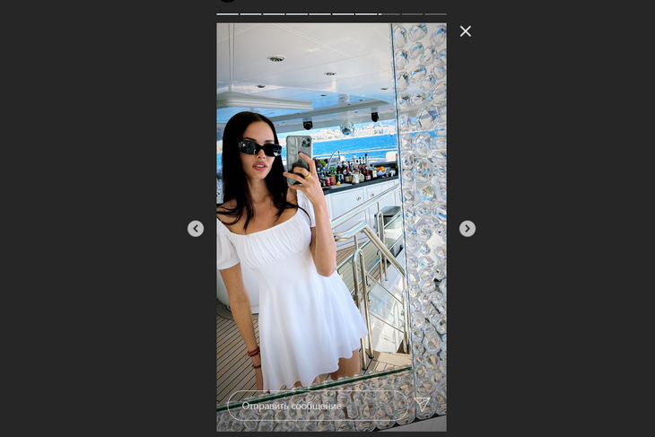 Анастасия Решетова фотографируется на яхте