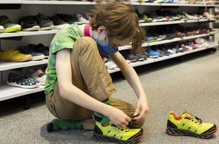 В обуви для школьников обнаружены токсичные вещества
