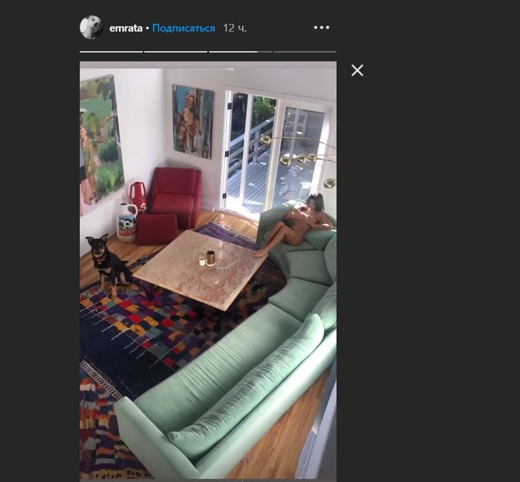 Голая Ратаковски на диване восхитила поклонников