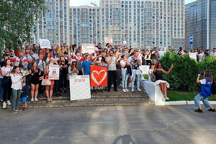 Около здания Государственного телевидения проходит акция протеста. Фото: КП-Беларусь