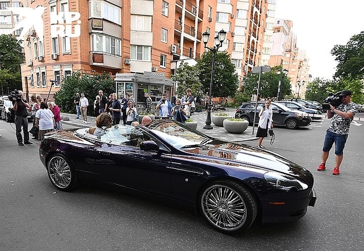 Автомобиль Добровинского: роскошный Aston Martin db 9 Volante