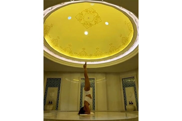 Горячо: Климова в сексуальном бикини встала на голову в бане