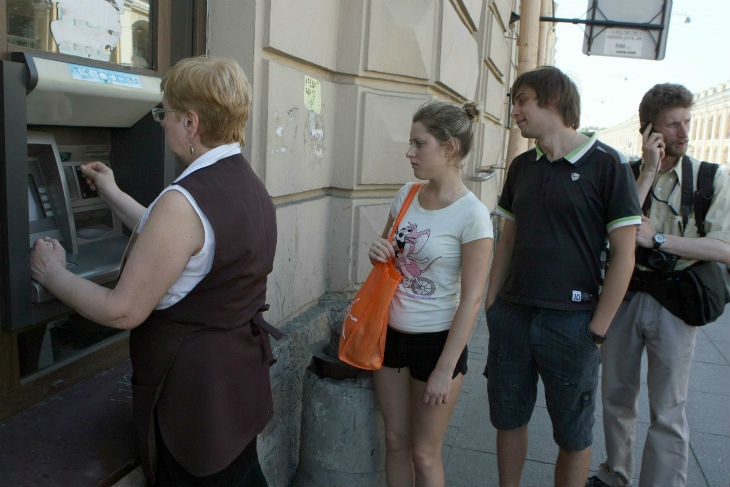 В России рекордно снизилось число банковских карт