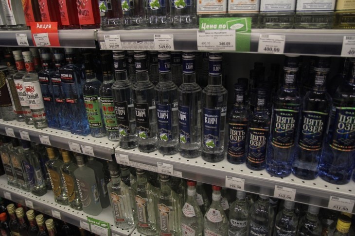 В России предложили запретить торговлю алкоголем в городах и селах