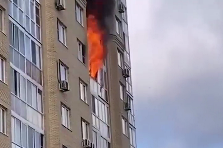 В подмосковном Пушкино вспыхнула многоэтажка: видео