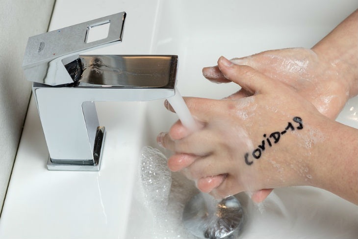 Дерматолог рассказал, почему нельзя часто мыть руки в пандемию