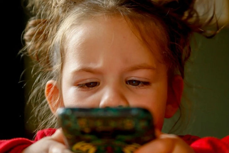 В России хотят ужесточить регистрацию детей в соцсетях