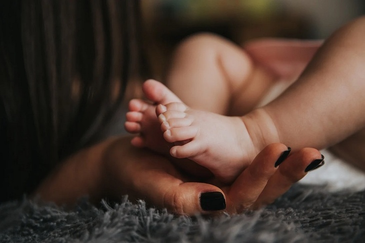 С тобой не больно: ученые узнали, зачем младенцам прикосновения матери