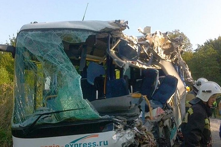 Семь жертв, включая ребенка: рейсовый автобус въехал в фуру 