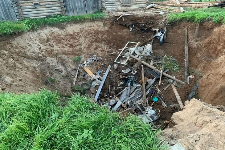 Сквозь землю провалился: дом целиком ушел в почву в российском регионе