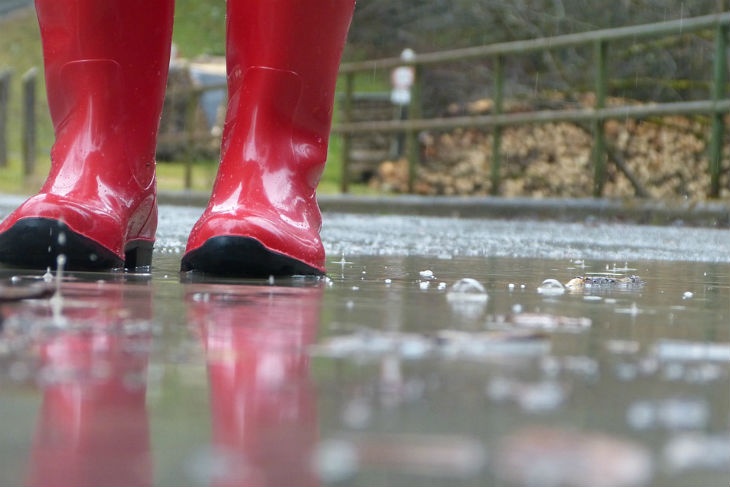 Почему горожанам опасно носить резиновые сапоги и дождевики