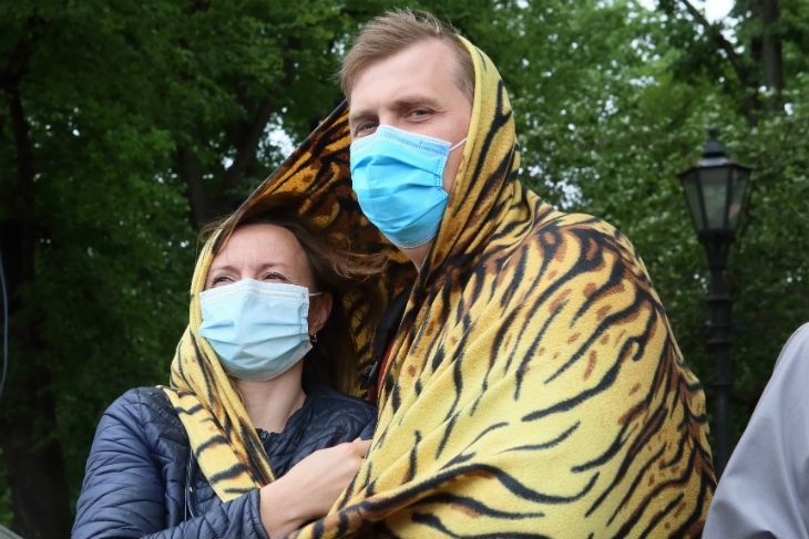 Вирусолог назвал сроки отказа от масок в России