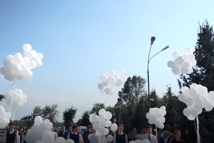 334 знака памяти: в небо над Бесланом выпустили сотни белых шаров