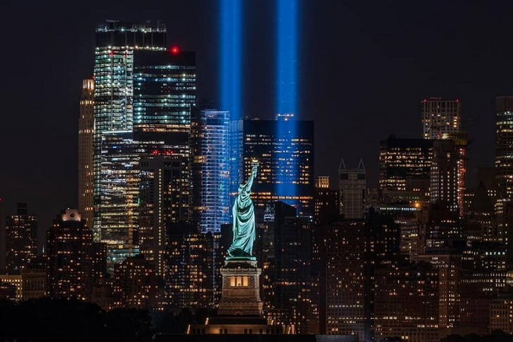 Башни из света: в США почтили память погибших 11 сентября 2001 года