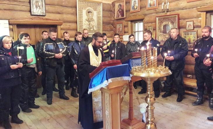 Поп на мото: российский священник работает курьером пиццерии