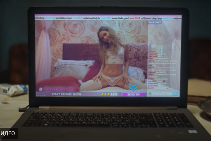 Жизнь не учит: Асмус показала грудь в эротическом чате