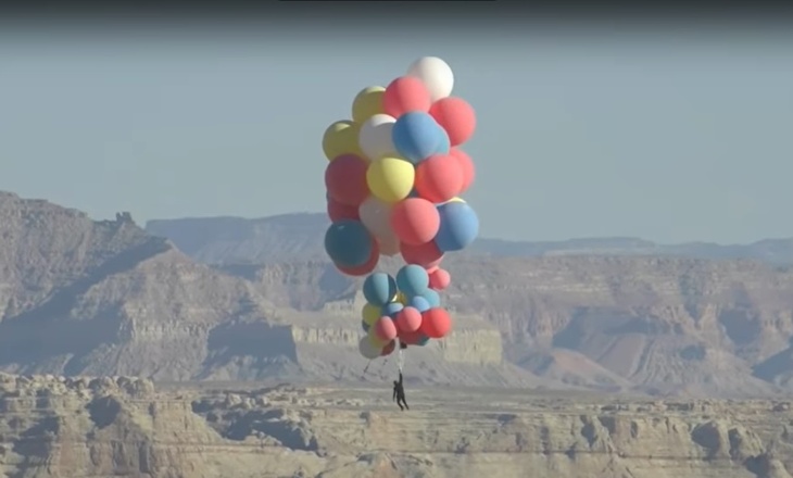 Дэвид Блейн совершил полет на связке воздушных шаров