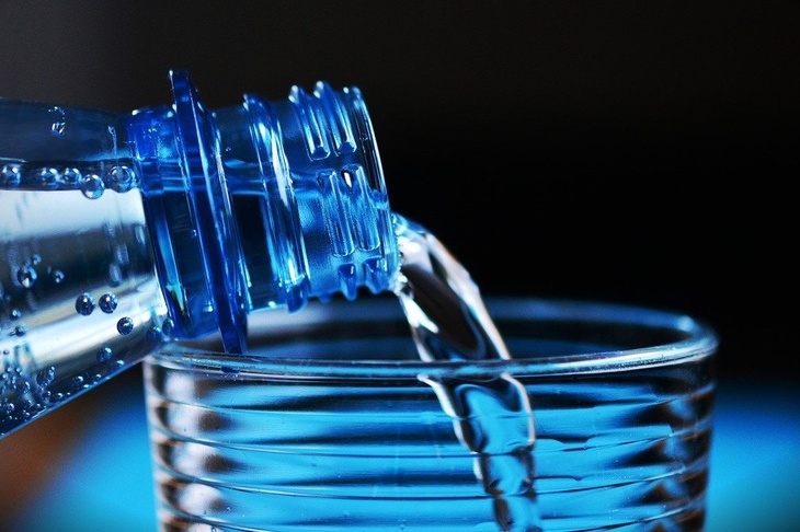 Диетолог раскрыла вред бутилированной воды