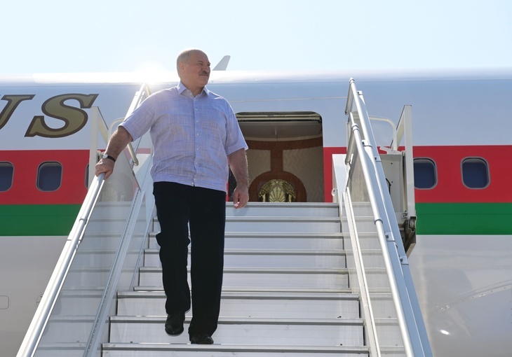 В Россию Лукашенко прилетел не в строгом костюме, а в неформальной одежде.
