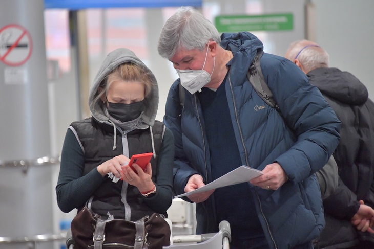 Все прилетающие в Россию из-за рубежа теперь вынуждены будут сидеть дома до получения тестов на коронавирус.