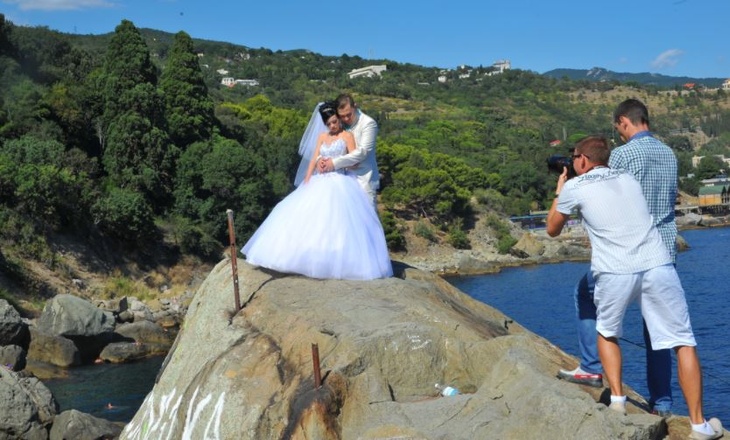 Жениха и невесту с собственной свадьбы унесло в открытое море 