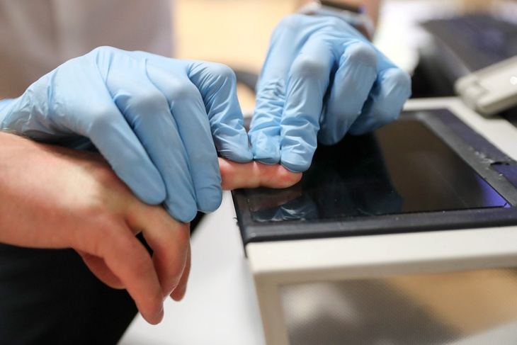 Пальцы на бочку: МВД обяжет иностранцев проходить дактилоскопию