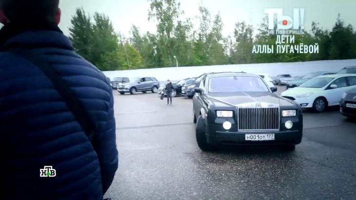 Дети Пугачевой и Галкина ездят в гимназию на личном шикарном авто 