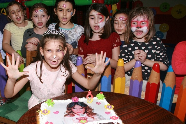 Под дружное мычание: британским детям запретили петь «Happy Birthday»