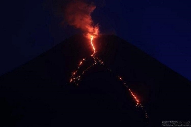 Смертельно красиво: на Камчатке началось извержение вулкана