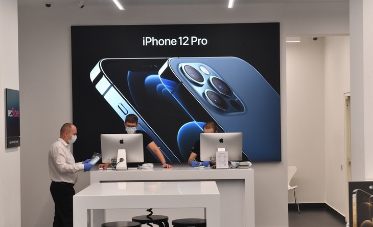 Все пальцы в синяках: владельцы iPhone 12 жалуются на новый смартфон 