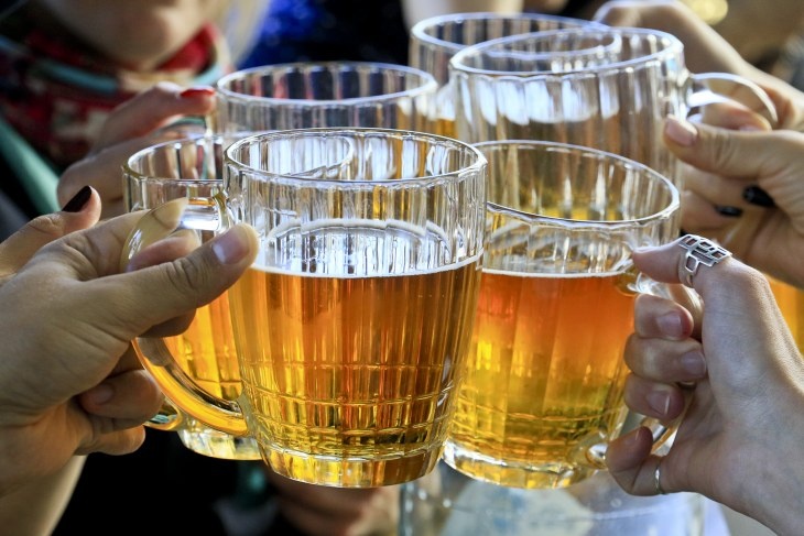 Не допиться до инсульта: врач назвал безопасные дозы алкоголя