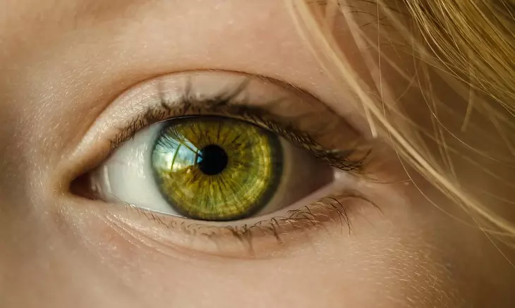 Бьет по глазам: как спасти зрение во время пандемии