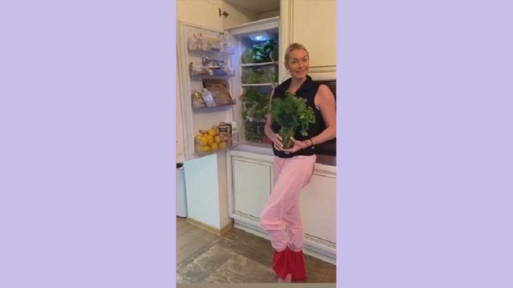 «Забит листьями»: Волочкова показала содержимое своего холодильника