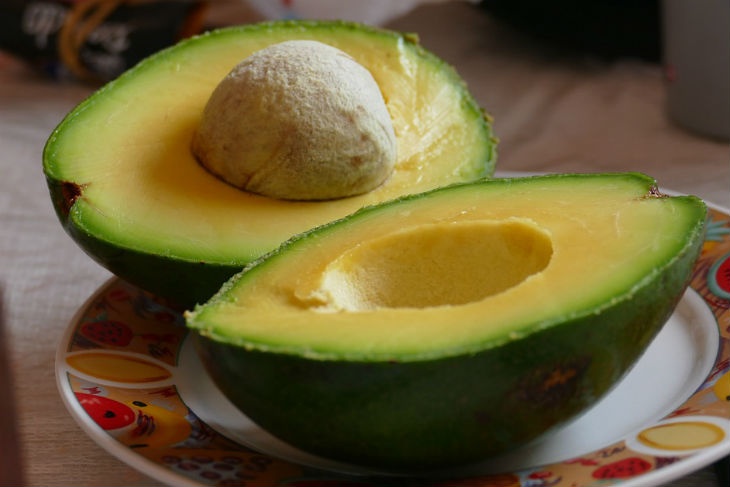 Эксперт по лечебному питанию пояснила, зачем нужно налягать на авокадо