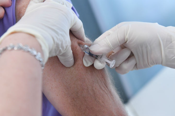 Роспотребнадзор сообщил, что нельзя делать перед прививкой от «короны»