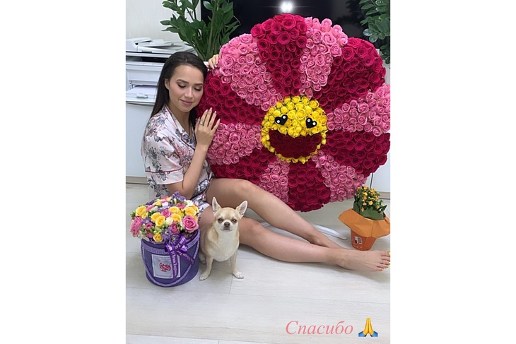 Загитова в цветочной пижаме приняла букет от таинственного поклонника