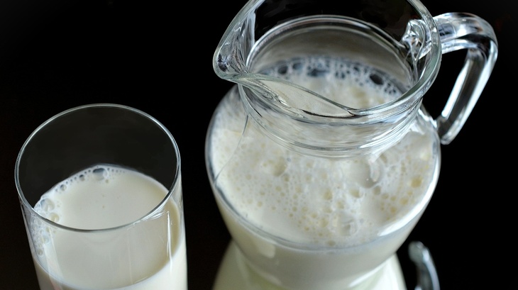 Онколог Смирнова назвала противопоказания для употребления молока