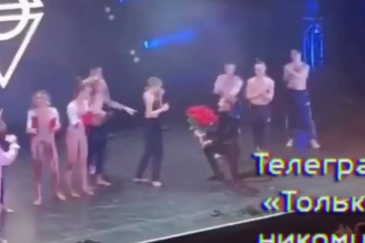 «Люблю»: Воля публично встал на колени перед Утяшевой после «измены» «Люблю»: Воля публично встал на колени перед Утяшевой после «измены»