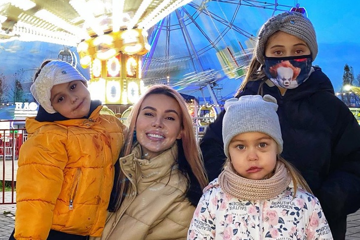 «Когда мама — идиот»: Самойлова переоделась Годзилой и напугала дочек