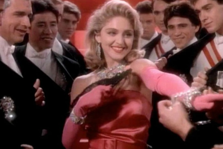 Держите ее семеро: Ирина Шейк снялась в откровенной рекламе