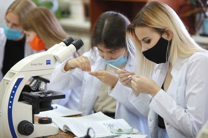 Студенты-медики