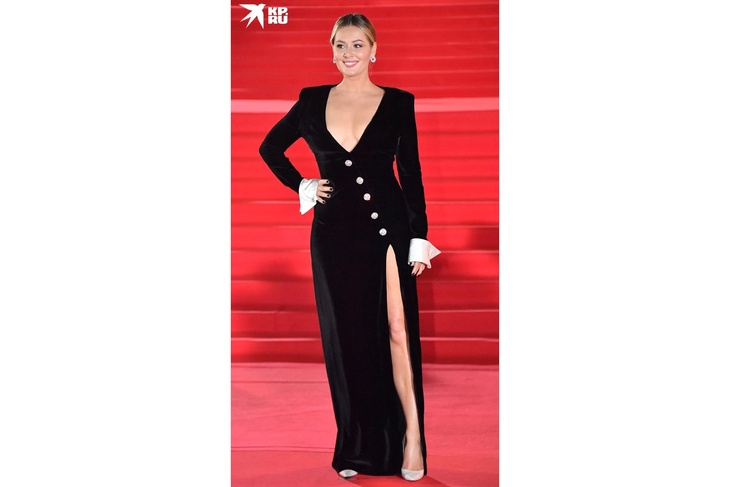 «Без белья»: Мария Кожевникова предстала в эротичном наряде на ММКФ