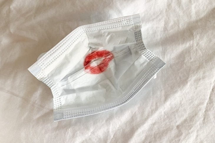 Не прощаемся с помадой: визажист Лена Игради назвала три средства, которые не сотрутся под маской