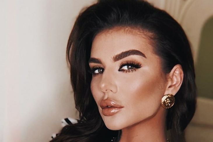 «Выпустите грудь, ей тесно»: Седокову затроллили в Сети «Выпустите грудь, ей тесно»: Седокову затроллили в Сети