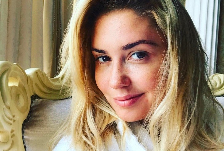 «Прилучный рыдает»: Муцениеце снялась на пляже в одних трусиках 