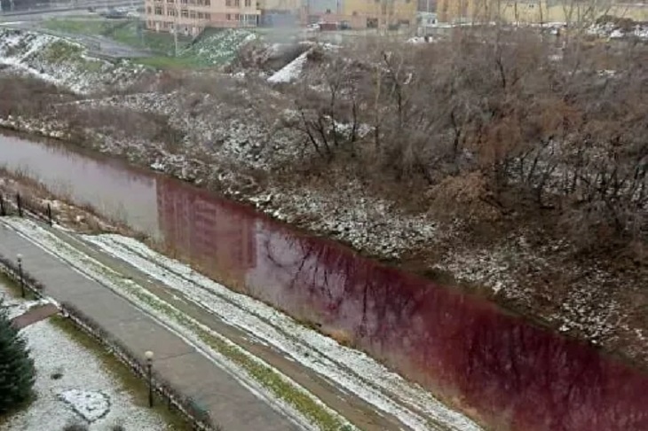 Кровавый поток: в Кемерово река окрасилась в зловещий цвет